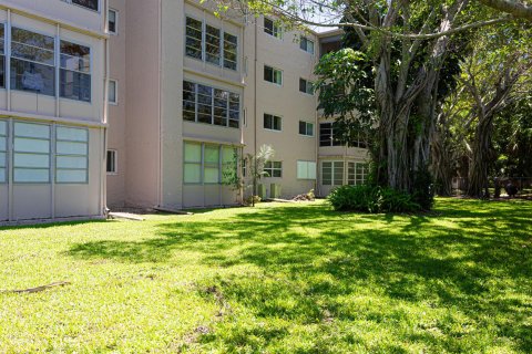 Condo in Palm Springs, Florida, 1 bedroom  № 1189577 - photo 12