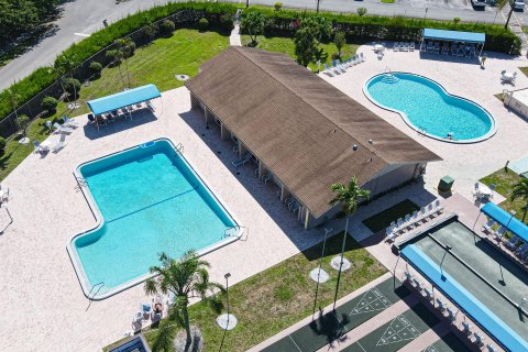 Condo in Palm Springs, Florida, 1 bedroom  № 1189577 - photo 1