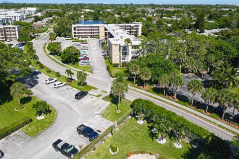 Condo in Palm Springs, Florida, 1 bedroom  № 1189577 - photo 9