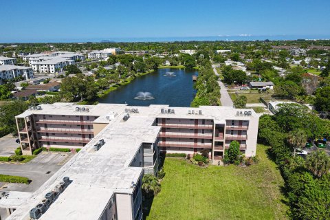 Condo in Palm Springs, Florida, 1 bedroom  № 1189577 - photo 5