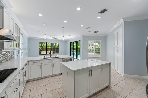 House in Naples, Florida 5 bedrooms, 386.85 sq.m. № 1305311 - photo 16