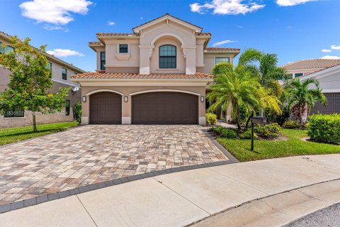 House in Naples, Florida 5 bedrooms, 386.85 sq.m. № 1305311 - photo 1