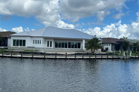 House in Punta Gorda, Florida 3 bedrooms, 309.92 sq.m. № 1247837 - photo 8