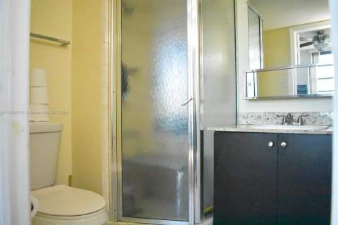 Condo in Pembroke Pines, Florida, 1 bedroom  № 1353901 - photo 12