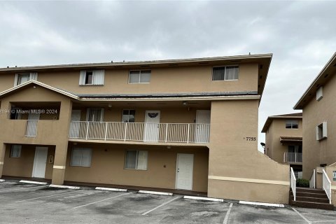 Condominio en venta en Hialeah, Florida, 2 dormitorios, 92.72 m2 № 1269217 - foto 2