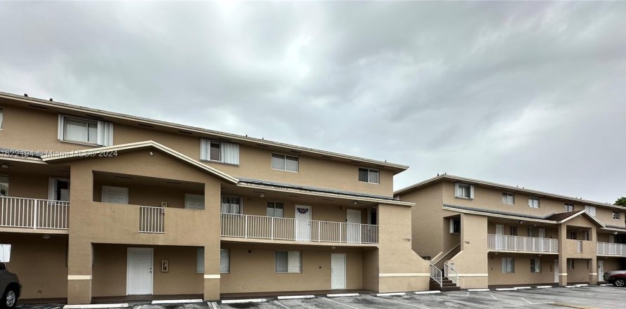 Condominio en Hialeah, Florida, 2 dormitorios  № 1269217