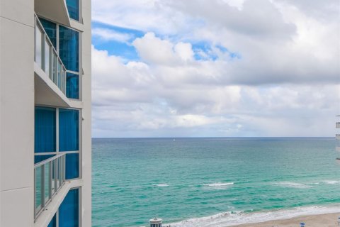 Condo in Hollywood, Florida, 2 bedrooms  № 1002853 - photo 19