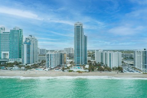 Condo in Hollywood, Florida, 2 bedrooms  № 1002853 - photo 2