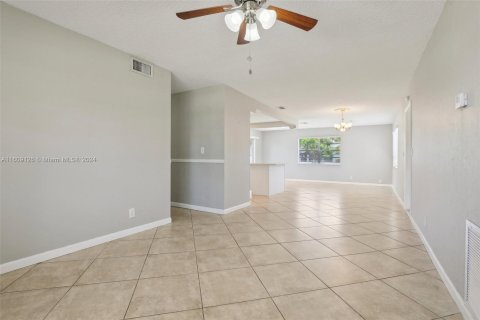 Villa ou maison à vendre à Lauderhill, Floride: 2 chambres, 149.39 m2 № 1236007 - photo 13