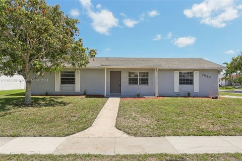 Villa ou maison à vendre à Lauderhill, Floride: 2 chambres, 149.39 m2 № 1236007 - photo 1