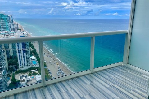 Condo in Hallandale Beach, Florida, 1 bedroom  № 1305357 - photo 15