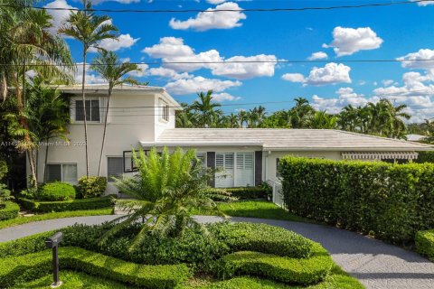 Villa ou maison à vendre à Surfside, Floride: 4 chambres, 240.99 m2 № 853922 - photo 1