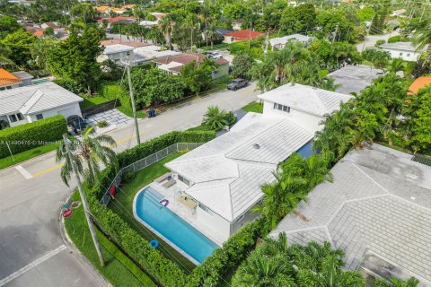 Villa ou maison à vendre à Surfside, Floride: 4 chambres, 240.99 m2 № 853922 - photo 10