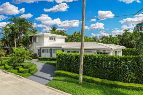 Casa en venta en Surfside, Florida, 4 dormitorios, 240.99 m2 № 853922 - foto 2