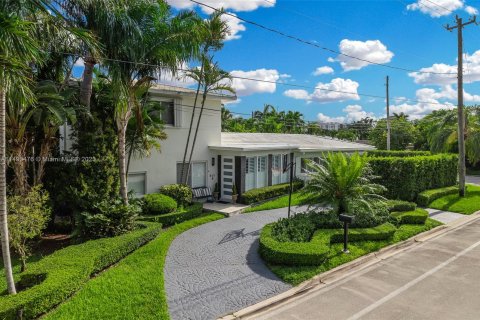 Villa ou maison à vendre à Surfside, Floride: 4 chambres, 240.99 m2 № 853922 - photo 3