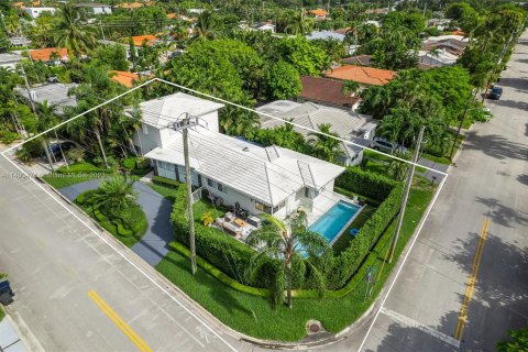 Villa ou maison à vendre à Surfside, Floride: 4 chambres, 240.99 m2 № 853922 - photo 5