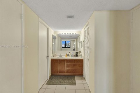 Condo in Sunny Isles Beach, Florida, 1 bedroom  № 1119337 - photo 9