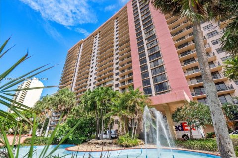 Condo in Sunny Isles Beach, Florida, 1 bedroom  № 1119337 - photo 30