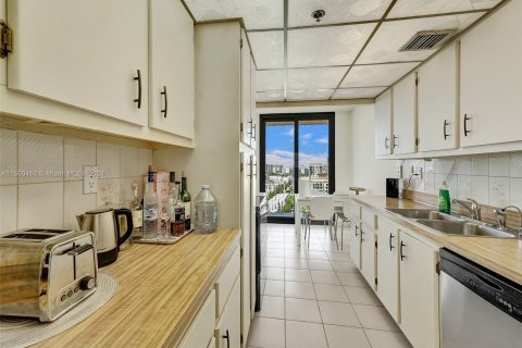 Condo in Sunny Isles Beach, Florida, 1 bedroom  № 1119337 - photo 15