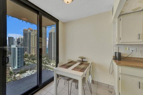 Condo in Sunny Isles Beach, Florida, 1 bedroom  № 1119337 - photo 17