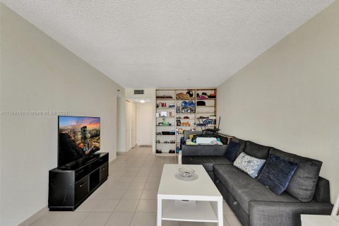 Condo in Sunny Isles Beach, Florida, 1 bedroom  № 1119337 - photo 21