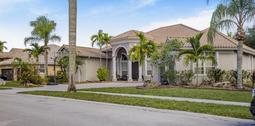 Casa en Pembroke Pines, Florida 4 dormitorios, 322.74 m2 № 1332254