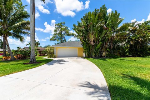 House in Naples, Florida 3 bedrooms, 247.31 sq.m. № 1232792 - photo 3