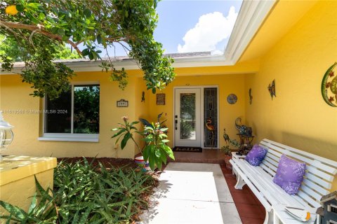 House in Naples, Florida 3 bedrooms, 247.31 sq.m. № 1232792 - photo 5