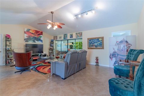 House in Naples, Florida 3 bedrooms, 247.31 sq.m. № 1232792 - photo 7