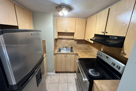 Condo in Hialeah, Florida, 2 bedrooms  № 1355081 - photo 5