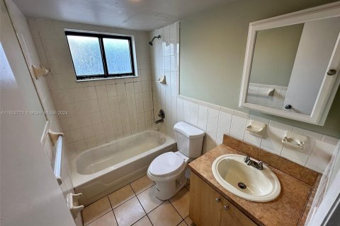 Condo in Hialeah, Florida, 2 bedrooms  № 1355081 - photo 9