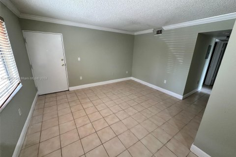 Condo in Hialeah, Florida, 2 bedrooms  № 1355081 - photo 6