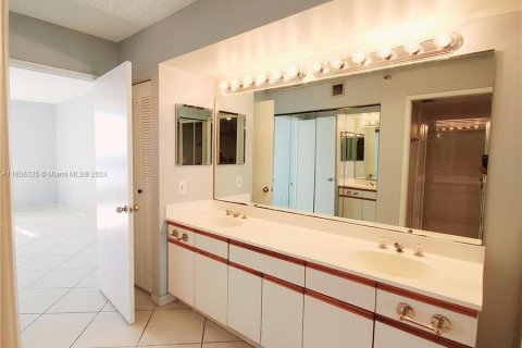 Condo in Aventura, Florida, 2 bedrooms  № 1355421 - photo 17