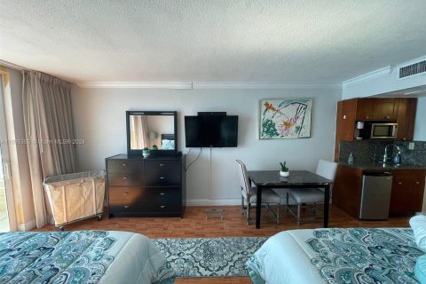 Condominio en venta en Sunny Isles Beach, Florida, 33.44 m2 № 1188200 - foto 5