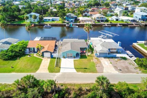 House in Hernando Beach, Florida 3 bedrooms, 149.02 sq.m. № 1346175 - photo 1