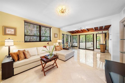 House in Miami Beach, Florida 6 bedrooms, 444.44 sq.m. № 1188331 - photo 11