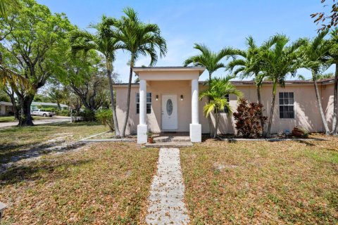 House in West Palm Beach, Florida 3 bedrooms, 157.38 sq.m. № 1139160 - photo 17