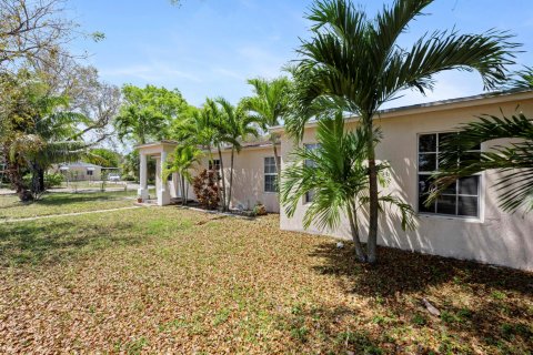 House in West Palm Beach, Florida 3 bedrooms, 157.38 sq.m. № 1139160 - photo 2