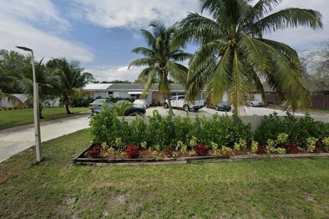 Immobilier commercial à vendre à Palm Springs, Floride: 249.44 m2 № 1187616 - photo 1