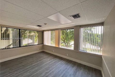 Commercial property in Lauderhill, Florida № 827017 - photo 4
