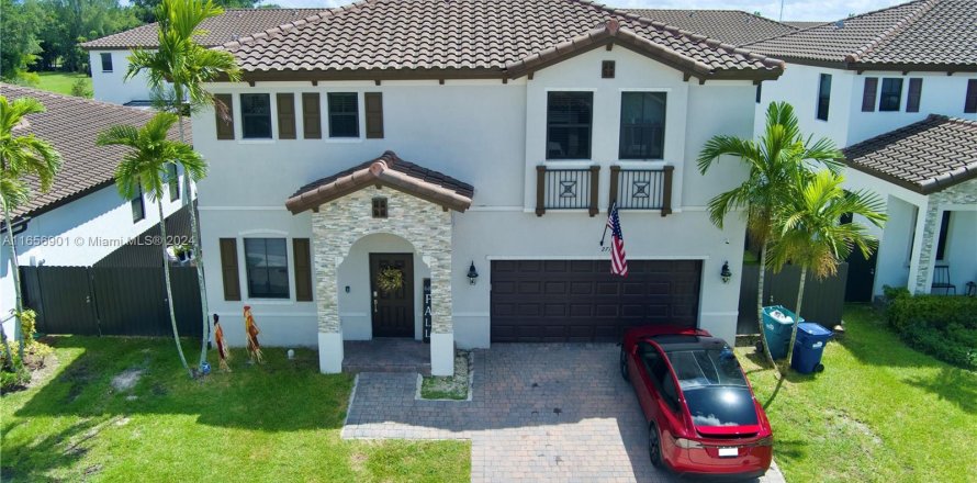 House in Miami, Florida 4 bedrooms, 252.69 sq.m. № 1358764