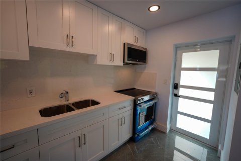 House in Fort Lauderdale, Florida 2 bedrooms, 76.27 sq.m. № 1127674 - photo 30