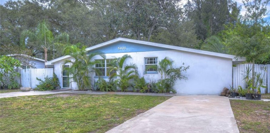 House in Saint Petersburg, Florida 3 bedrooms, 94.67 sq.m. № 1346682