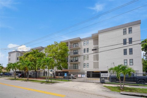 Copropriété à vendre à Hialeah, Floride: 2 chambres, 104.05 m2 № 1333710 - photo 1