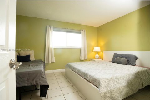 Condominio en venta en Lauderhill, Florida, 1 dormitorio, 67.82 m2 № 1333711 - foto 2