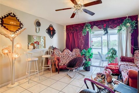 House in Brandon, Florida 3 bedrooms, 142.42 sq.m. № 1000673 - photo 14