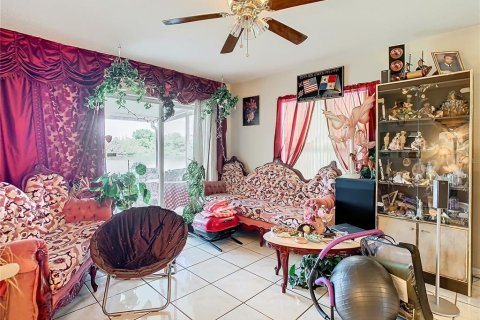 House in Brandon, Florida 3 bedrooms, 142.42 sq.m. № 1000673 - photo 15