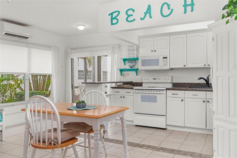 Condo in Pompano Beach, Florida, 1 bedroom  № 970037 - photo 22