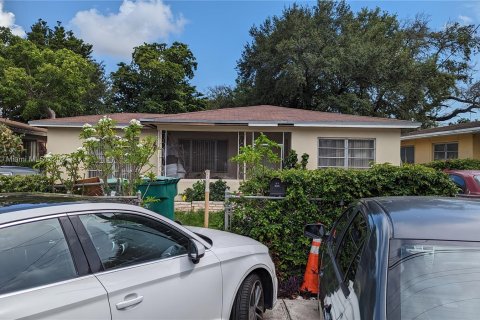 House in Miami, Florida 7 bedrooms, 206.89 sq.m. № 975724 - photo 1