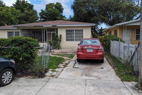 House in Miami, Florida 7 bedrooms, 206.89 sq.m. № 975724 - photo 2